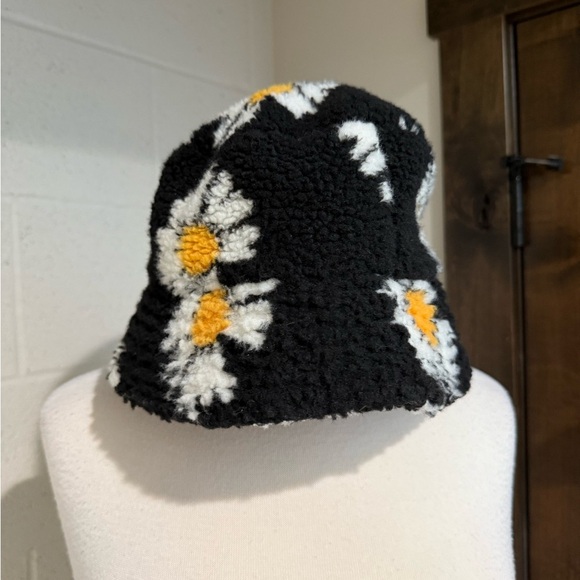 Forever 21 Daisy Sherpa Floral Black Bucket Hat - Picture 4 of 6